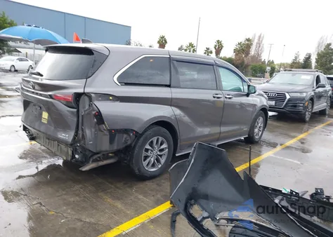 2021 Toyota Sienna Xle z USA, uszkodzony, nr VIN 5TDYRKEC4MS020469